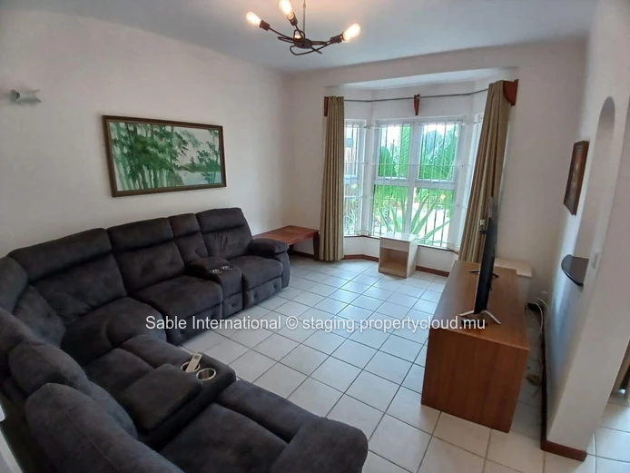 Villa for Rent in Péreybère with Communal Pool, Garden, and Modern Amenities - Ideal for Families
