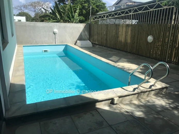 Appartement R+2 à vendre à PEREYBERE, Grand Baie, 120m², 2 chambres, piscine commune, parking gardé, meublé, 295 000 €.