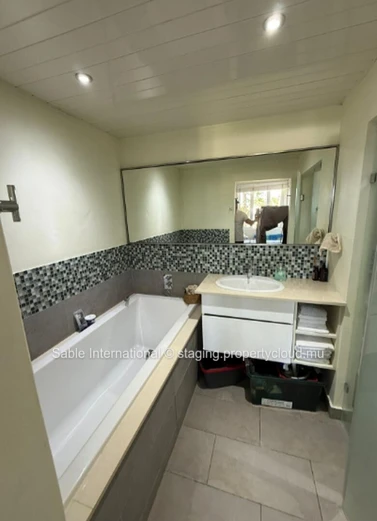 Penthouse à vendre à Péreybère, 174m², 3 chambres, piscine commune, front de mer, meublé, climatisé.