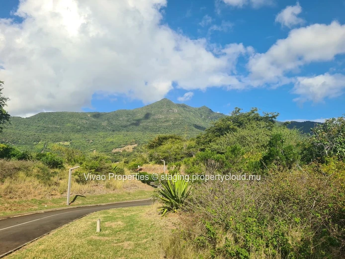 Rare terrain résidentiel d'un arpent à vendre au sein du Domaine de Palmyre à Petite Rivière Noire - Rs 30M.
