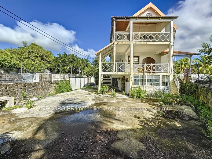 Colonial house to renovate with sea view on the top floor (Sole Mandate)