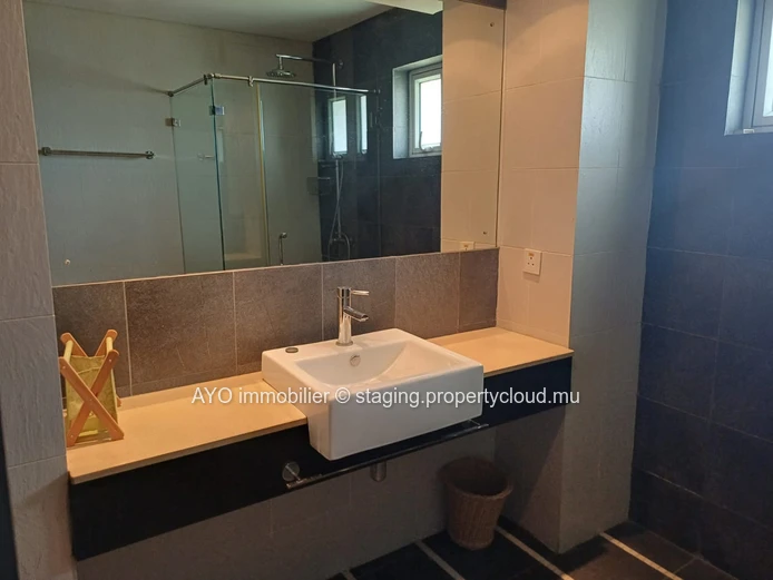 A vendre - Ensemble residentiel securisé- Townhouse/Duplex semi meublée - proche centre Grand Baie (Mandat exclusif)