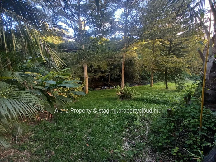 Terrain résidentiel de 1300 m2 à vendre à Montagne Ory, Moka à Prix Rs 14M.