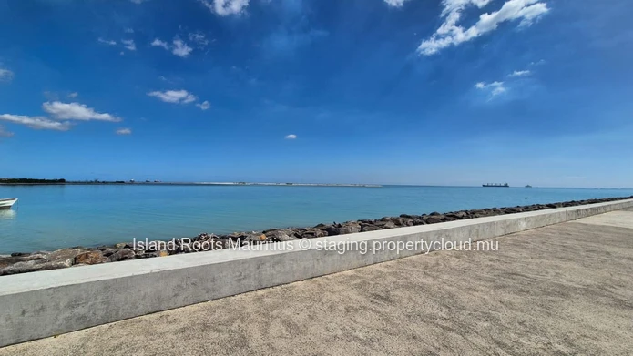 Terrain résidentiel en front de mer à vendre à Baie du Tombeau