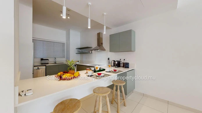 Luxury G+2 Apartment with Communal Pool in Péreybère, 143m² Living Space, Sea Access, Close to Amenities 
