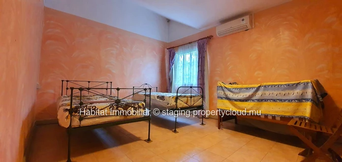 FOR SALE - Charming unfurnished beachfront family house of 400 m2 on a leasehold land of 1 arpent 16 enjoys a wonderf...