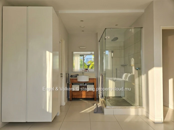 Elegant 3-Bedroom Waterfront Apartment with Scenic views
