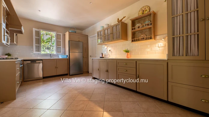 Beau Plan - Spacious 5-bedroom colonial house with swimming pool and big garden