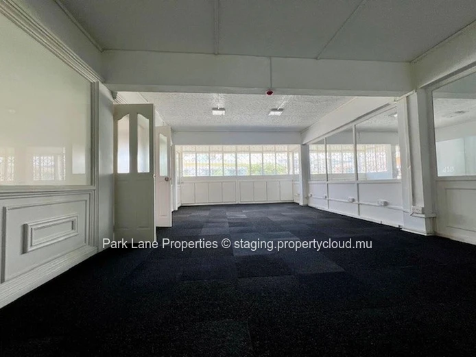 Bureau Spacieux de 231 m² au Premier Étage à Quatre Bornes