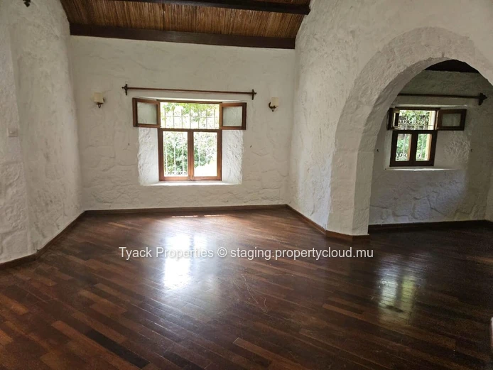 Villa for Sale in Pereybere – Spacious Home with Pool and Garden