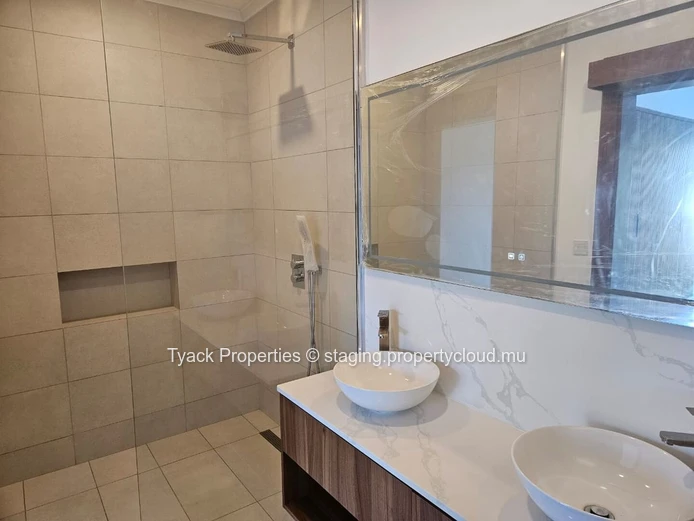 Appartement G+2 à Vendre à Pointe Aux Cannoniers – Rez-de-Chaussée Luxueux avec Accès Jardin
