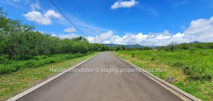 A VENDRE - Terrain unique de 7 arpents relié à la rivière de Tamarin a des dimensions généreuses pour un développemen...