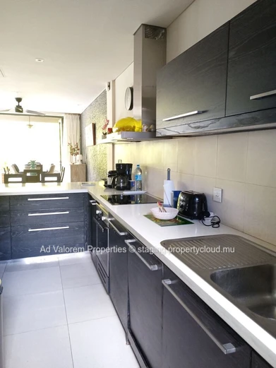 Duplex à vendre à Rivière Noire, vue mer et montagne, proche écoles, bus, golf, clinique et hôpital. 3 chambres.