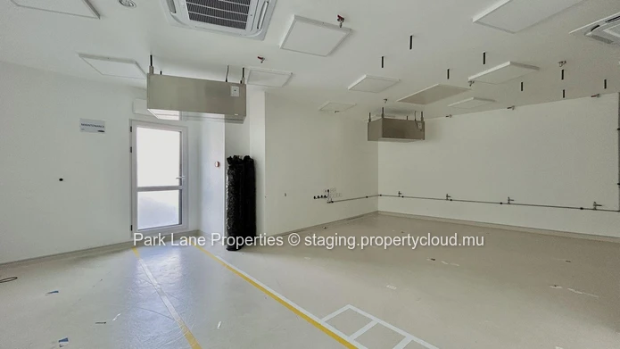 Espace de bureaux stratégiquement positionné au rez-de-chaussée à Ebene