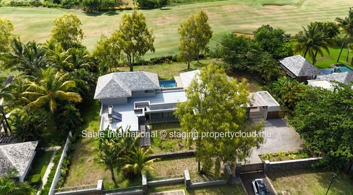 Villa RES à vendre à Beau Champ, 589m² habitable, 2.400m² terrain, 5 chambres, piscine privée, accès mer, salle de gym.