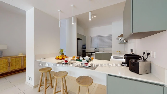 Luxury G+2 Apartment with Communal Pool in Péreybère, 143m² Living Space, Sea Access, Close to Amenities 