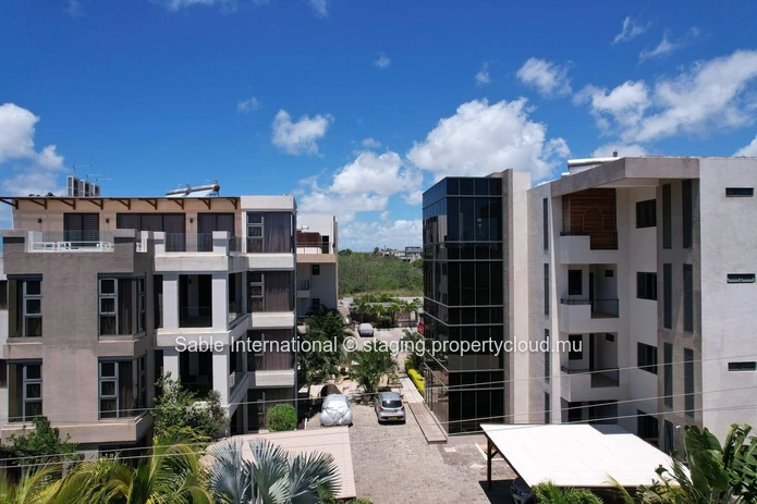 Appartement R+2 à vendre à Péreybère, 172m², 3 chambres, piscine commune, accès mer.