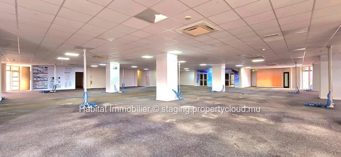 This exceptional unfurnished office of 940m2 located in the heart of the Cybercity of Ebene