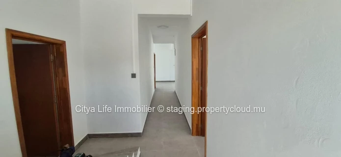 Maison à vendre à Grand Gaube, 250m², terrain de 520m², 4 chambres, piscine privée. Prix : Rs.
