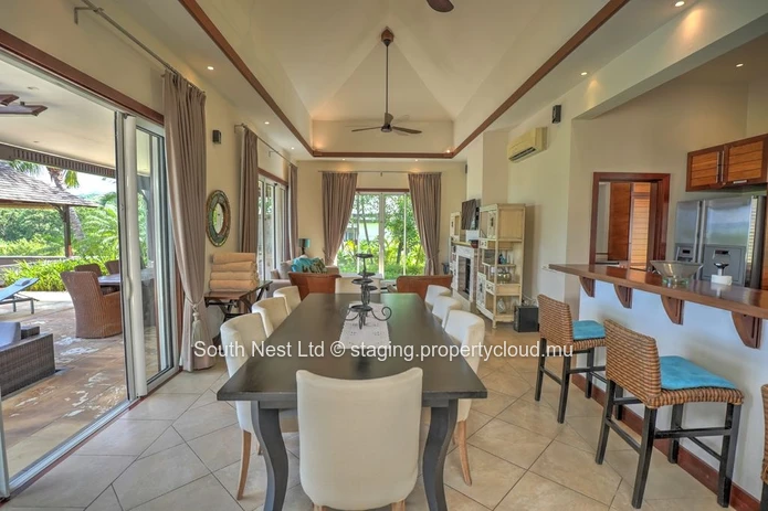 Exceptional Villa with sea view and beach access 