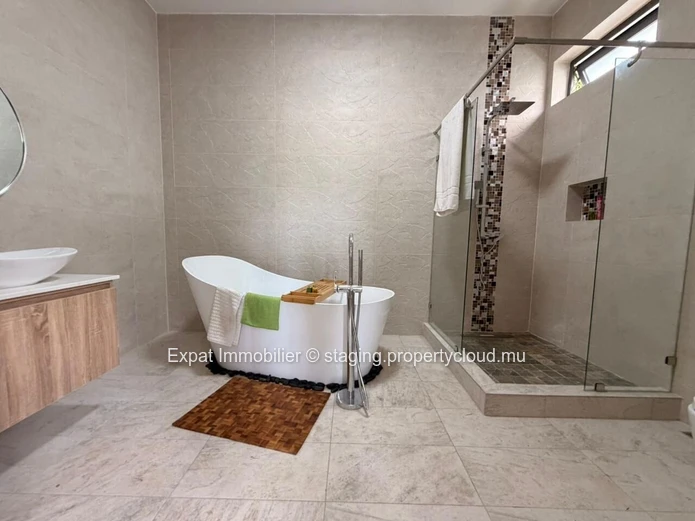 5-bedroom family villa + study for rent – Pointe aux Canonniers, Coastal Road