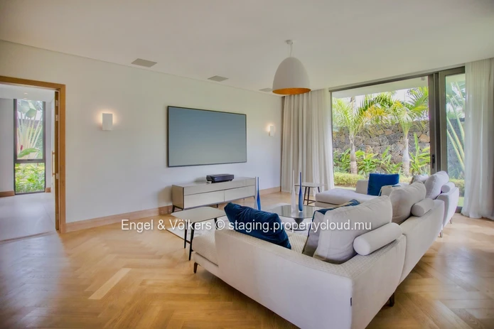 Refined Tropical Living in a Prestigious Golf Estate