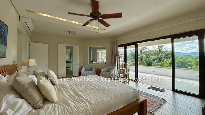 Unique 4-Bedroom Villa steps from Tamarin Beach