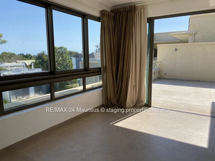 Stunning Penthouse with Breathtaking Sea Views and Direct Beach Access to Tamarin Bay