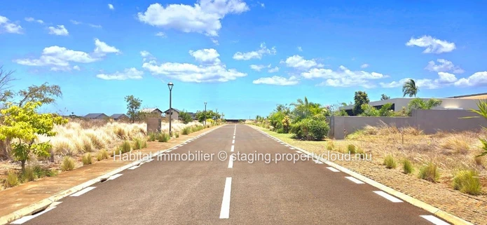Big plot of 570 toises (2,166 m2 / 51 perches), located in the gated community “West Cape”, in Tamarin
