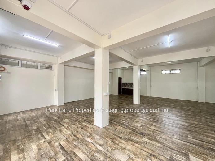 Modern 128 m² Office  in Floréal – Includes 6 private parking spaces