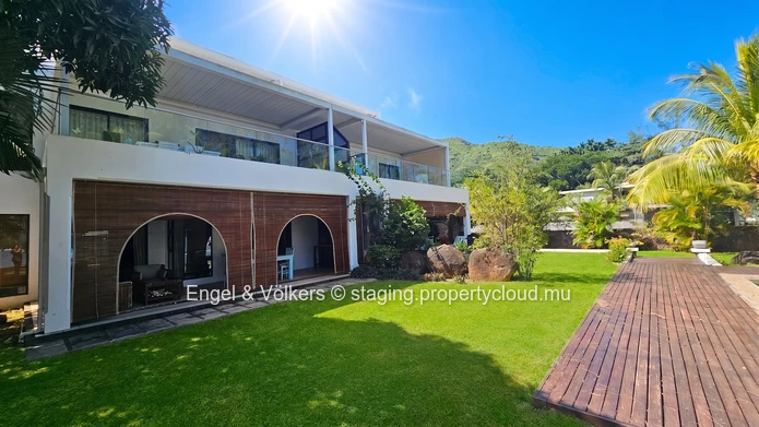 Elegant 3-Bedroom Beachfront Apartment with sea view