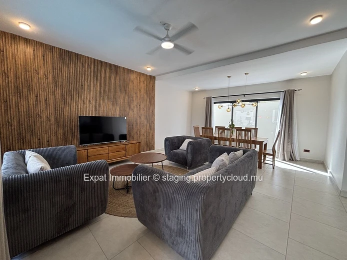 New villa with swimming pool and enclosed garage – Pereybère 