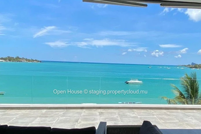 Penthouse pieds dans l'eau, 4 chambres, 4 salles de bain, piscine, vue sur la mer. Grand Baie. Marché local uniquement