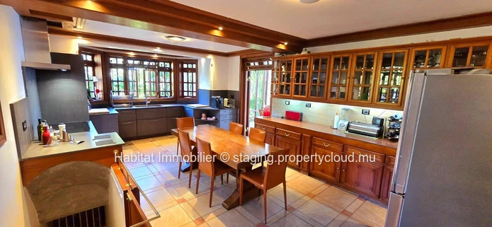 Nestled in one of the most prestigious and residential neighborhoods of Floréal, this unique property of around 800 m...