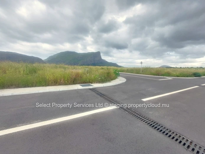 Residential Non Gated Land For Sale At Pierrefond- Palma At Rs 4.1M