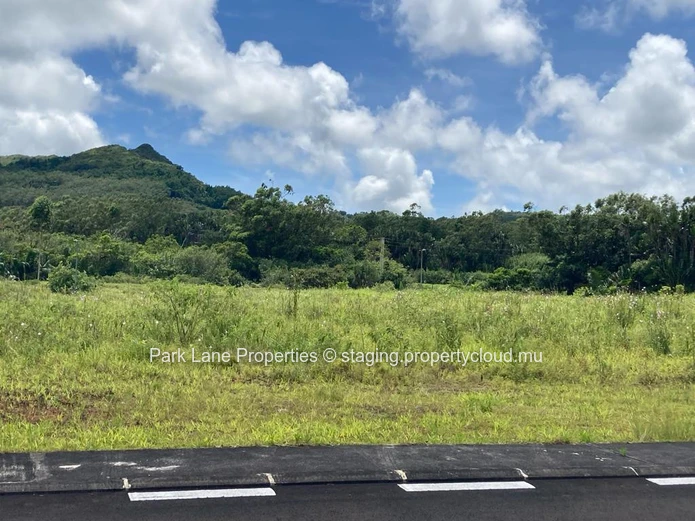 Terrain de 1976 m2 à Avalon : L'Opportunité de Construire Votre Maison de Rêve