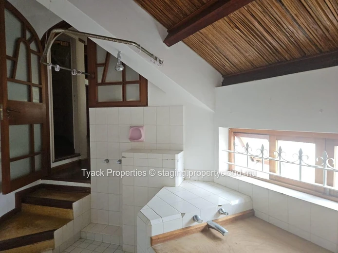 Villa for Sale in Pereybere – Spacious Home with Pool and Garden
