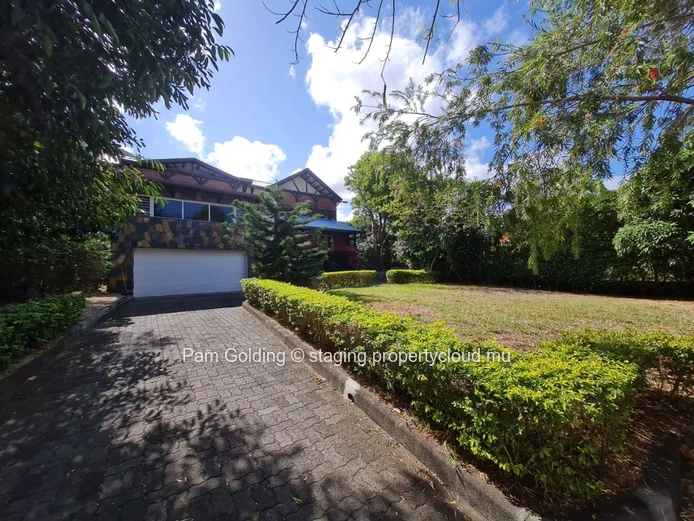 Bright 4-Bedroom Family Home with Garden & Pool