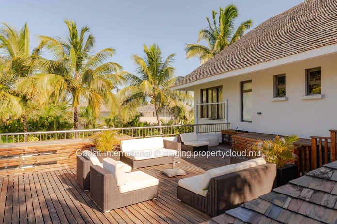 Magnifique propriété de 1972m² avec piscine, jardin et vue panoramique à Anahita
