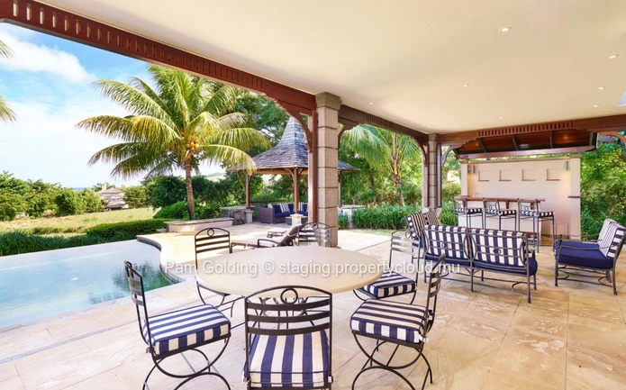 Fantastic light and bright villa ready to move in.