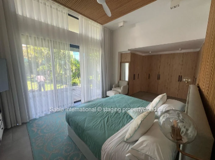 Villa à vendre Pereybere, 438m², 4 chambres, piscine privée, proche commodités. Climatisée, garage.