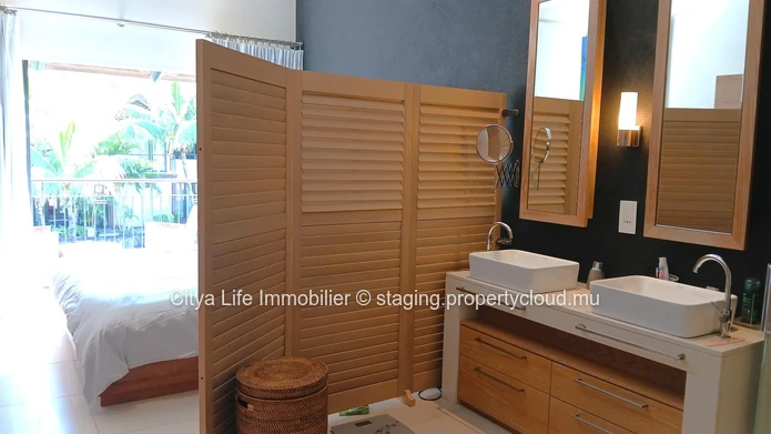 Découvrez la vie luxueuse au bord de l'eau avec cet exquis duplex de 3 chambres à vendre.