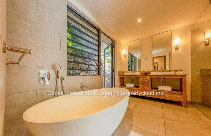 Villa de 4 chambres avec Services sur-mesure à vendre à Rivière Noire