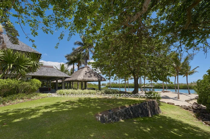 Invest in luxury on the west coast of Mauritius with this 630 m² villa offering ocean views