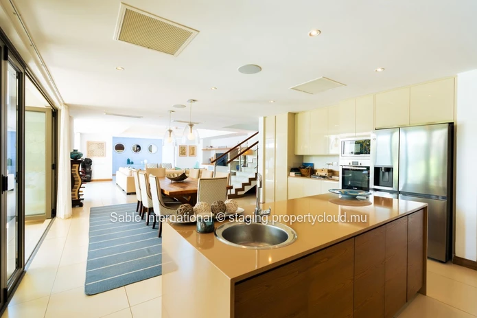 Villa PDS à vendre à Péreybère, 416m², 3 chambres, piscine privée, Vue mer, Proche Golf, Meublé.