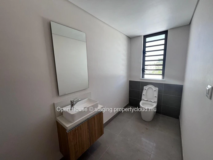 Luxurious penthouse with 3 bedrooms including a master suite, 2 bathrooms, and a swimming pool, located just 300 mete... (Sole Mandate)