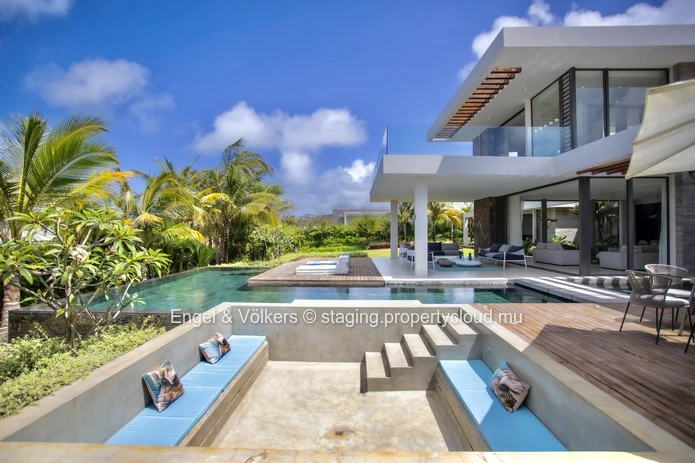 Refined Tropical Living in a Prestigious Golf Estate