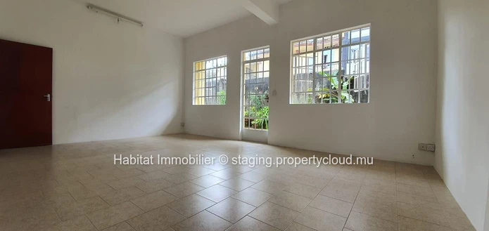 A VENDRE - Maison de plain-pied non meublée de 258 m2 sur un terrain de 155 toises située sur la route principale à L...