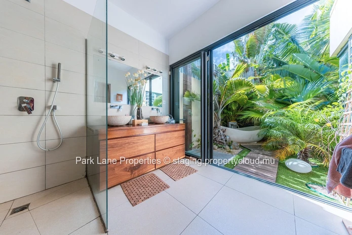Mountain Retreat Oasis: Tropical Luxury Villa with Resort Amenities