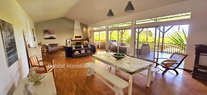 HOUSE TO RENOVATE This house of 250m2 on a plot of land of 888 toises is located in a highly residential area in Flor...